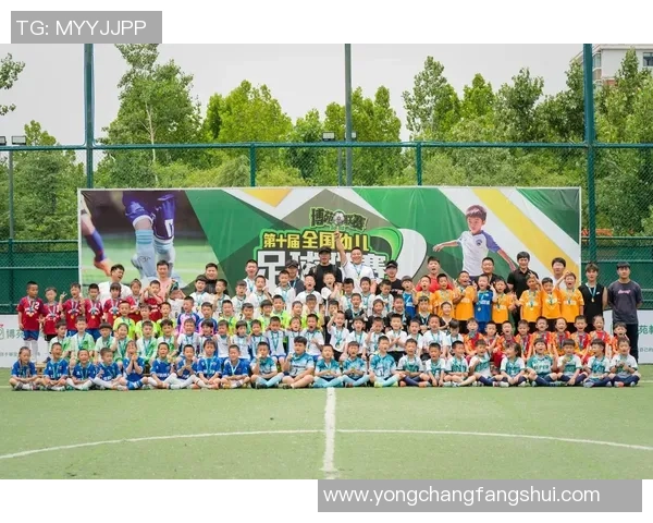 足球巨星温情合影定格绿茵场内外难忘经典瞬间